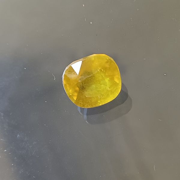 Yellow Sapphire 5.81 carats Bangkok