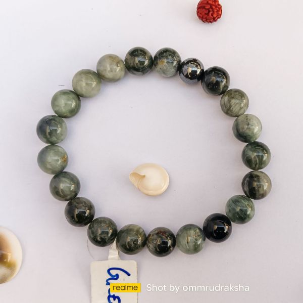 Picture of cats eye grey bracelet