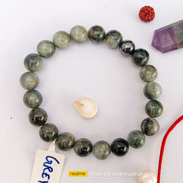 Picture of cats eye grey bracelet